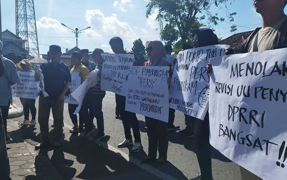 Jurnalis saat melakukan aksi demo di gedung DPRD Pamekasan.