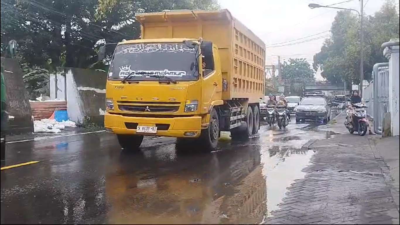 Air mulai menggenangi ruas jalan utama di Kecamatan Babat