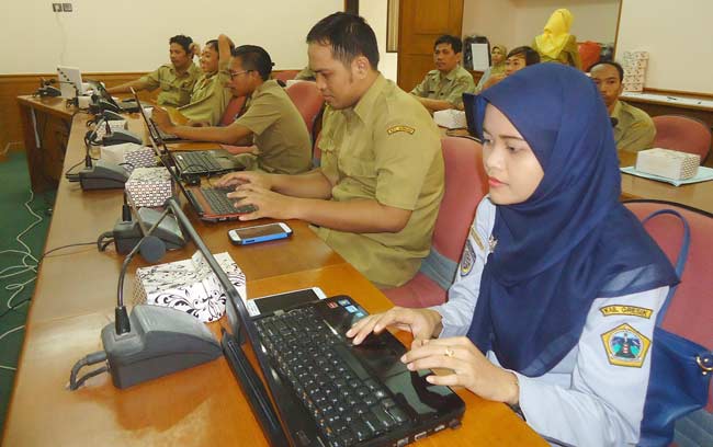 Para operator Pemkab Gresik saat ikuti bimtek. foto: syuhud/ BANGSAONLINE