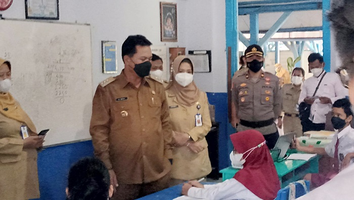 Wali Kota Madiun Maidi saat meninjau uji coba PTM untuk SD, didampingi Kadispendik Lismawati.