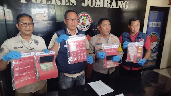 Kasatresnarkoba Polres Jombang, AKP Ahmad Yani saat rilis pers pengungkapan kasus penangkapan dua pengedar sabu