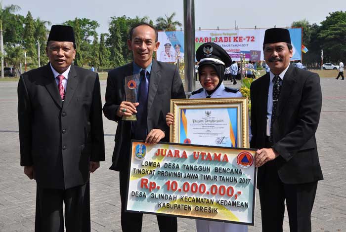 Bupati Sambari, Wabup Qosim, dan Kades Glindah, Sutri, foto bersama.