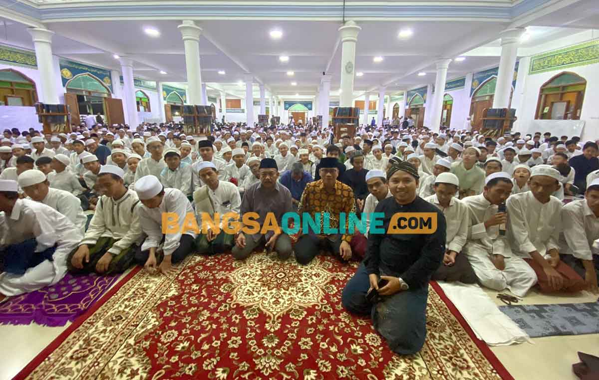 Wakil Ketua MPR RI Yandri Susanto (pakai baju batik kuning) foto bersama dengan para santri PP Amanatul Ummah di Masjid Raya KH Abdul Chalim Pacet Mojokerto, Ahad (26/3/2023). Foto: BANGSAONLINE