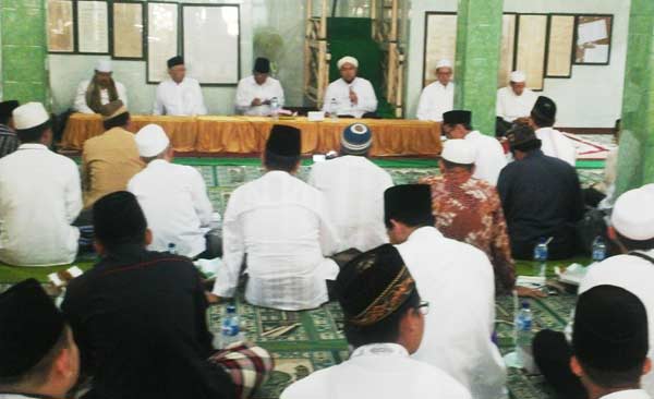 Para kiai dalam acara napak tilas pendirian NU di Pesantren Assidiqi Putera (Astra) Jember Jawa Timur, Ahad (27/9/2015). Foto: BANGSAONLINE