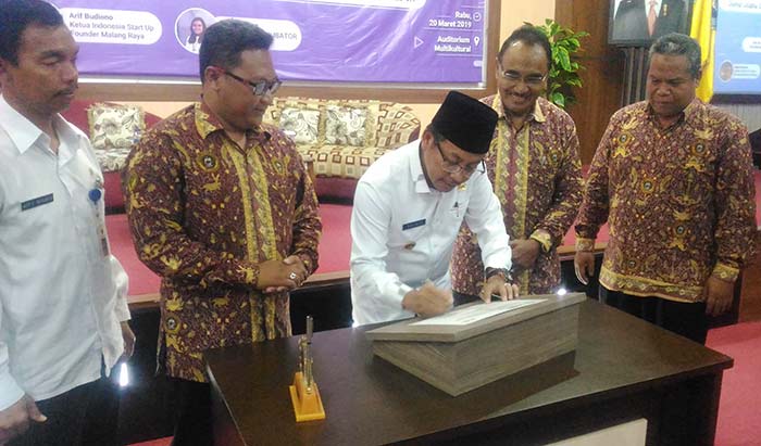 Wali Kota Malang Sutiaji menandatangani prasasti rumah kreatif milik Universitas Kanjuruhan Malang, usai memberikan sambutan seminar pusat bisnis dan kewirausahaan, Rabu (20/3). foto: IWAN IRAWAN/BANGSAONLINE