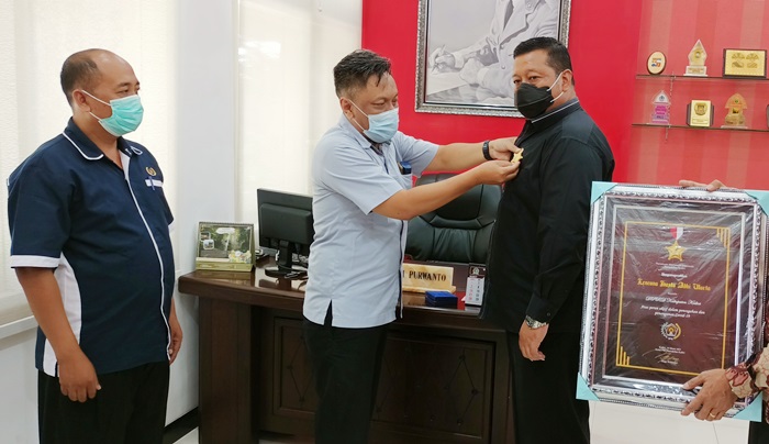 PWI Kediri Serahkan Lencana dan Piagam Hasta Adhi Warta ke 15 Instansi Peduli Covid-19