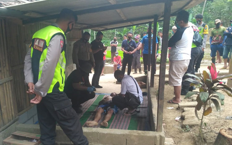 Korban diperiksa petugas medis usai berhasil dievakuasi warga.