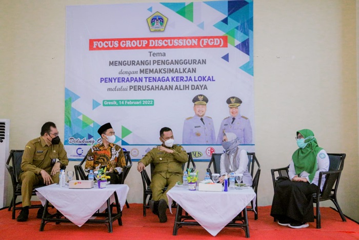Bupati Gus Yani bersama Kadisnaker Khoirul Huda saat pertemuan dengan pengusaha. foto: SYUHUD/BANGSAONLINE