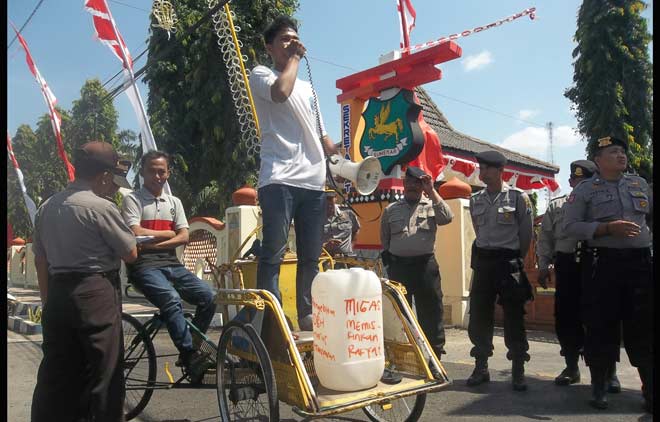 Masiswa saat berorasi. foto: RAHMATULLAH/ BANGSAONLINE