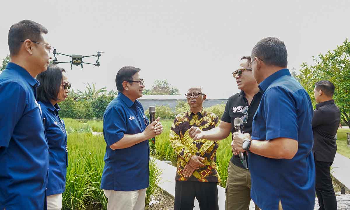 Direktur Utama Petrokimia Gresik, Dwi Satriyo Annurogo (tiga dari kiri), saat menjelaskan program Smart Precision Farming kepada Wakil Menteri BUMN, Kartika Wirjoatmodjo. Foto: Ist