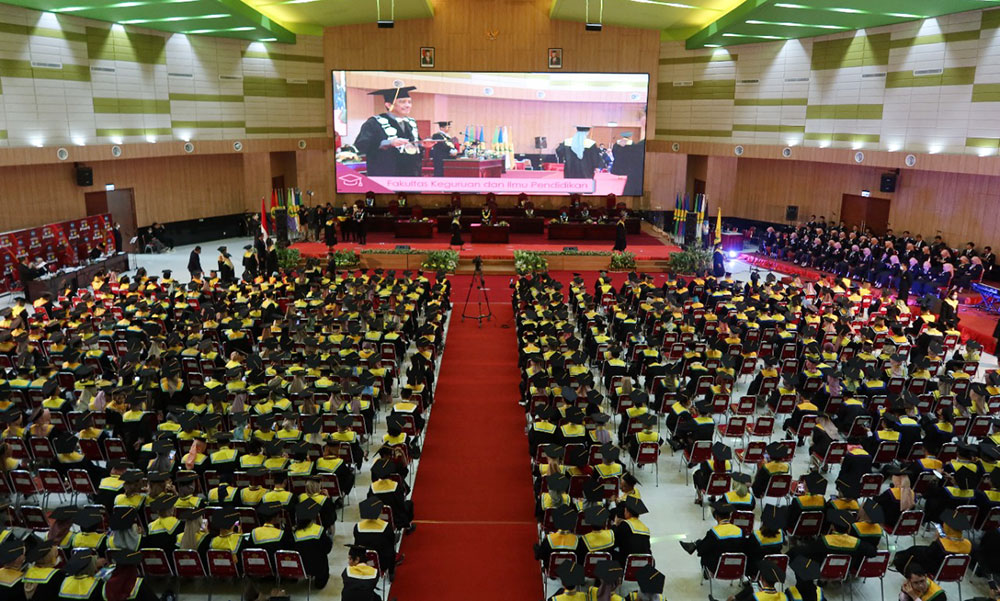 Wisuda Periode V Tahun 2021/2022 di Gedung Uuditorium Universitas Negeri Jember, Sabtu (2/7/2022).
