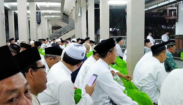 Ribuan massa yang menghadiri acara peringatan 40 hari wafatnya Ir KH Salahuddin Wahid (Gus Sholah) di Pesantren Tebuireng Jombang Jawa Timur, Kamis (12/3/2020). .