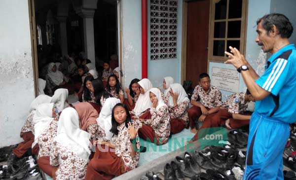 Pelajar SMPN 1 Kota Mojokerto saat membaca ayat Al-Quran di Mushola setempat berharap fenomena kesurupan segera hilang. foto: yudi eko purnomo/ BANGSAONLINE