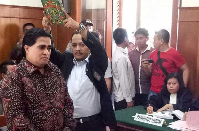Dimas Kanjeng Disumpah sebelum bersaksi di Pengadilan Negeri Surabaya, Rabu (15/3/2017). (KOMPAS.com/Achmad Faizal)