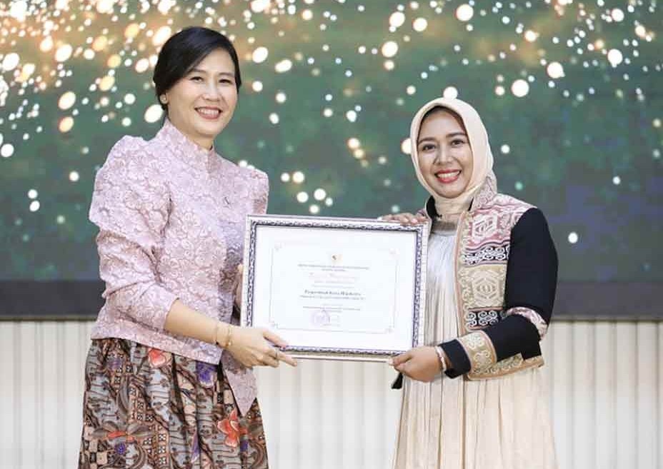 Wali Kota Mojokerto, Ika Puspitasari (kanan), menerima langsung penghargaan dari Wakil Menteri Pemberdayaan Perempuan dan Perlindungan Anak (PPPA) Veronika Tan. (Ist)