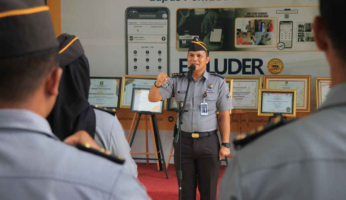 Kasi Administrasi Keamanan dan Ketertiban Lasdaun, Hilman Hilmawan, saat memimpin apel.