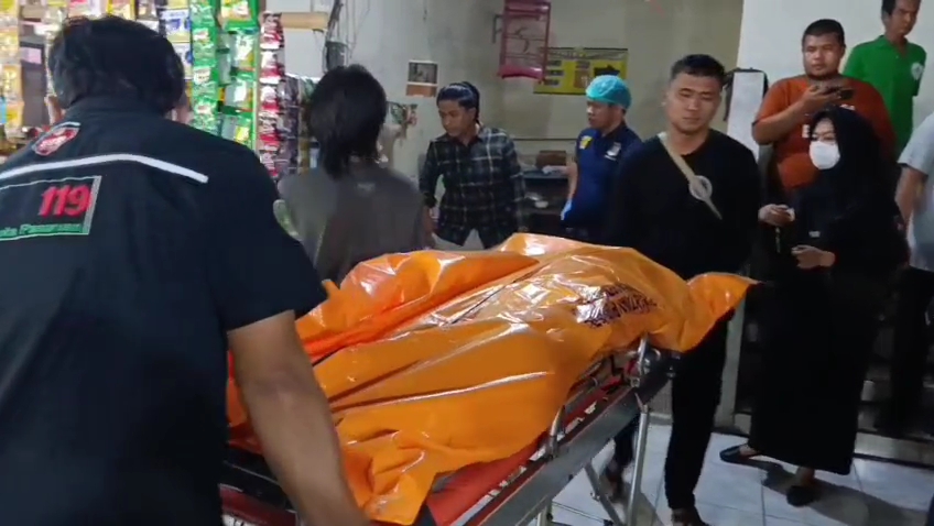 Jenazah korban saat dievakuasi petugas