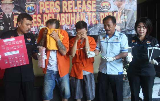 Dua pelaku saat diamankan di Mapolres Tanjung Perak. foto: ekoyono/BANGSAONLINE