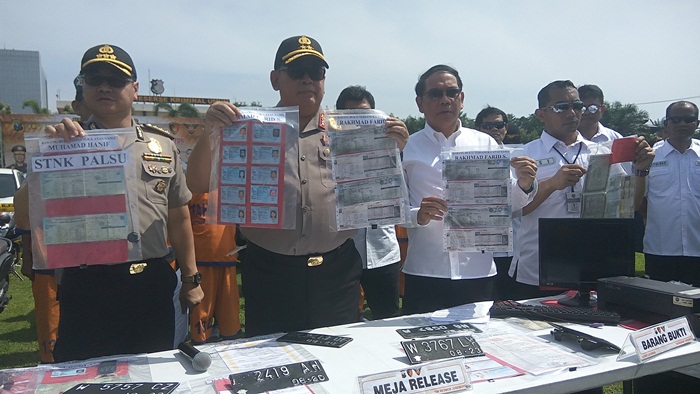 Kapolda Jatim Irjen Pol Drs. Luki Hermawan, M.Si didampingi Dirkrimum Kombes Pol Pitra Ratulangi, Kabidhumas Kombes Pol Trunoyudo Wisnu Andiko, dan Kabid Propam Polda Jatim Kombes Pol Puji Hendro Wibowo sedang menunjukkan barang bukti.