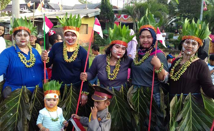 KREATIF: Warga berkostum berbahan daun saat Pawai Budaya Dusun Tlogo Desa Sidokerto, Buduran, Minggu (27/8) lalu. foto: istimewa