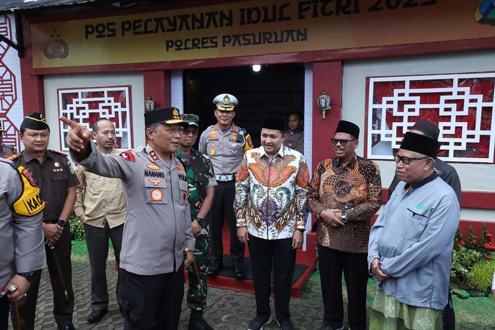 Kapolda Jatim di dampingi Dirlantas Polda Jatim, saat melakukan pengecekan di pospam Malang. (Ist)