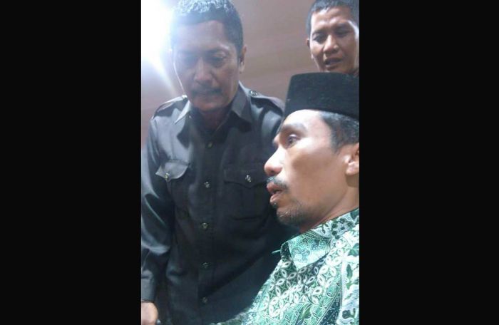 Petugas Pamdal DPRD Surabaya saat meminta Ketua PCNU Surabaya Dr Muhibbin Zuhri meninggalkan ruang Sidang Paripurna.