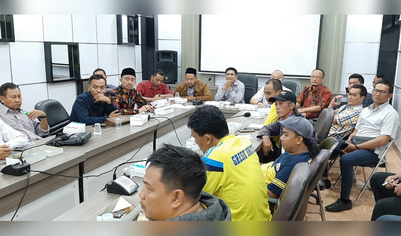 Suasana perundingan antara perwakilan Ultrasmania dan pimpinan DPRD Gresik yang tak dihadiri manajemen PJS. foto: ist