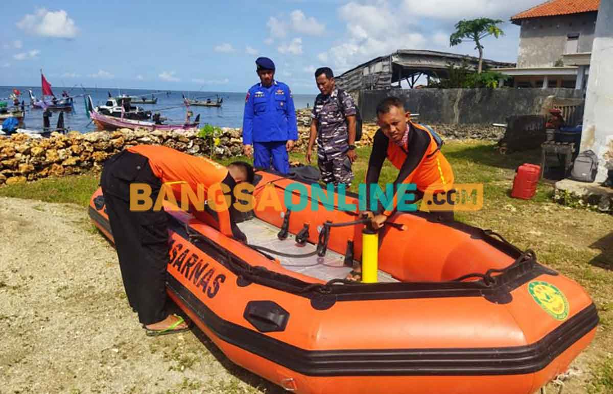 Petugas gabungan saat melakukan pencarian nelayan yang tenggelam di kawasan laut Kecamatan Sreseh, Sampang. Foto: Dok Polairud Polres Sampang/BANGSAONLINE
