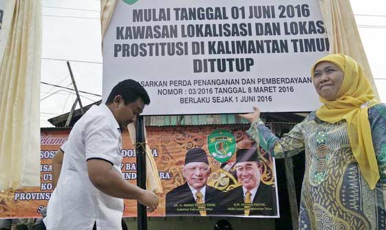 Menteri Sosial Khofifah Indar Parawansa secara simbolis melakukan penutupan lokalisasi serentak se-Kaltim, yang dilangsungkan di Bayur, Samarinda, Rabu (1/6). 