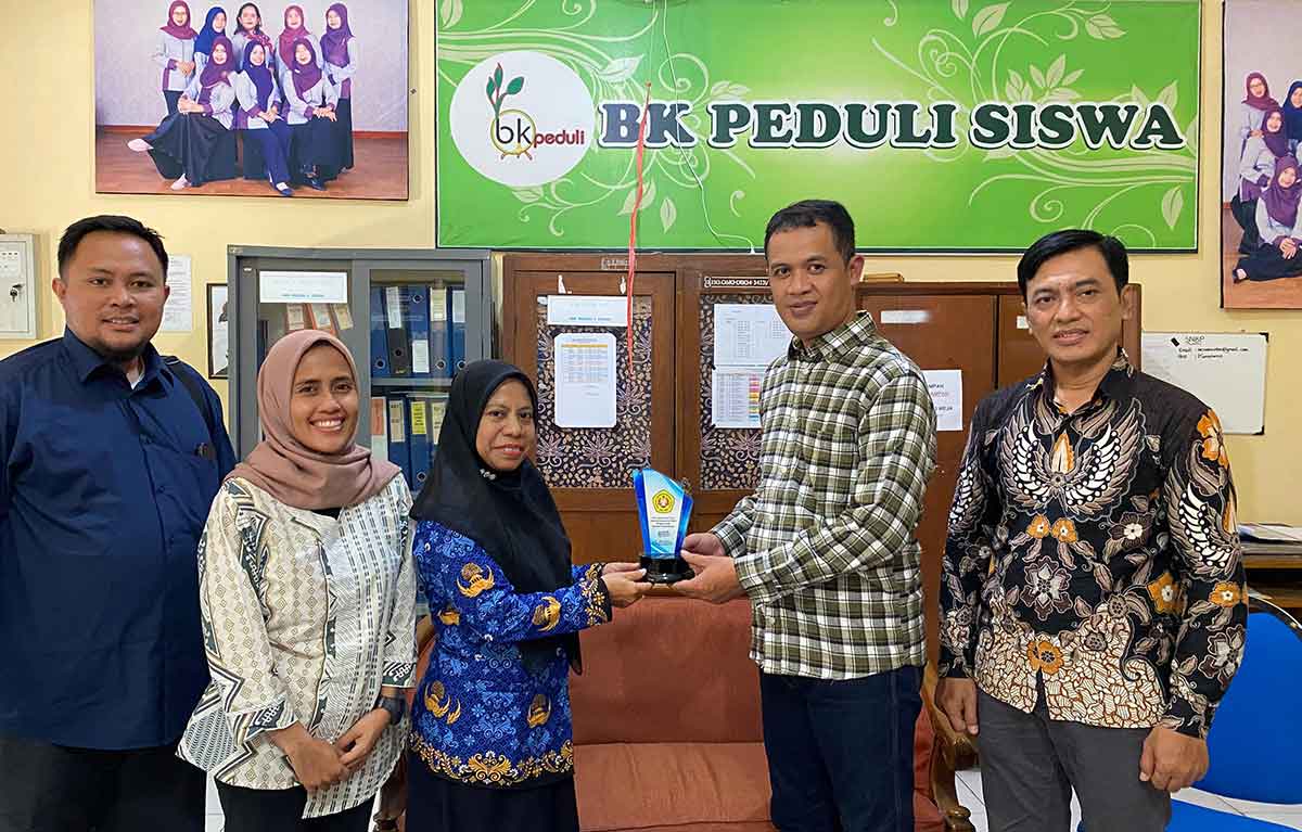 Penyerahan cendera mata antara pihak UPN Veteran Jatim dengan SMKN 2 Tuban.
