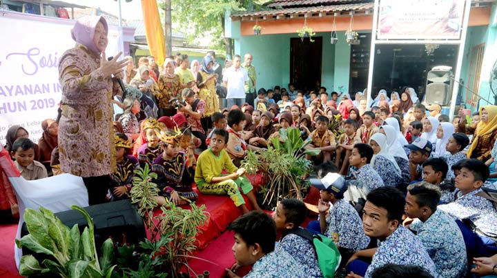Wali Kota Risma saat memberikan motivasi belajar kepada siswa-siswi SD setempat.