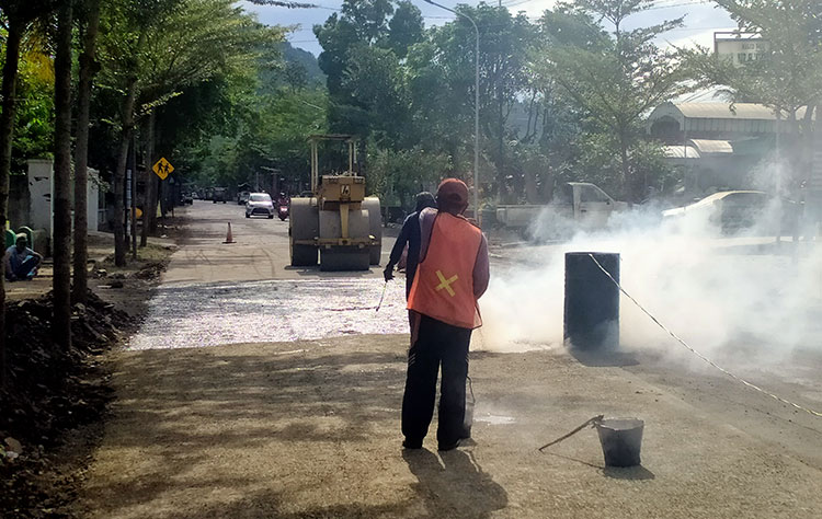 Perbaikan di Jalan Jaksa Agung Soeprapto Trenggalek. (foto: HERMAN/BANGSAONLINE)