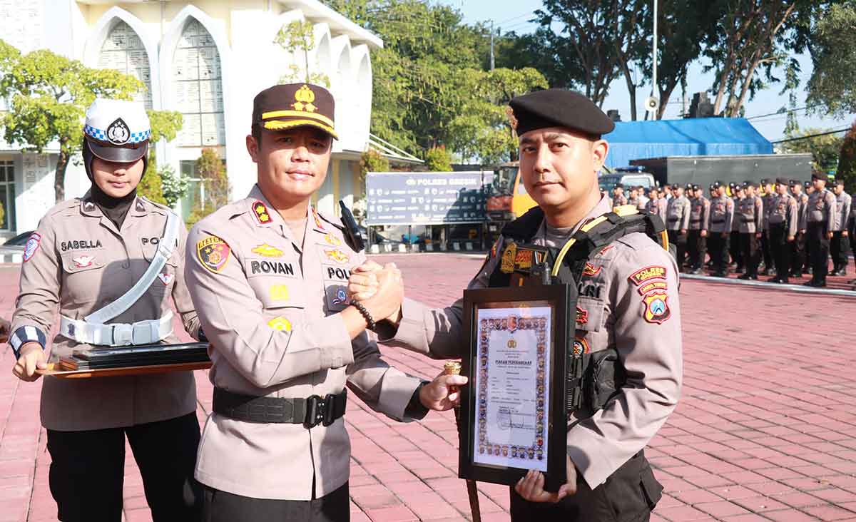 Kapolres Gresik, AKBP Rovan Richard Mahenu, saat memberi penghargaan ke personel berprestasi. Foto: Ist