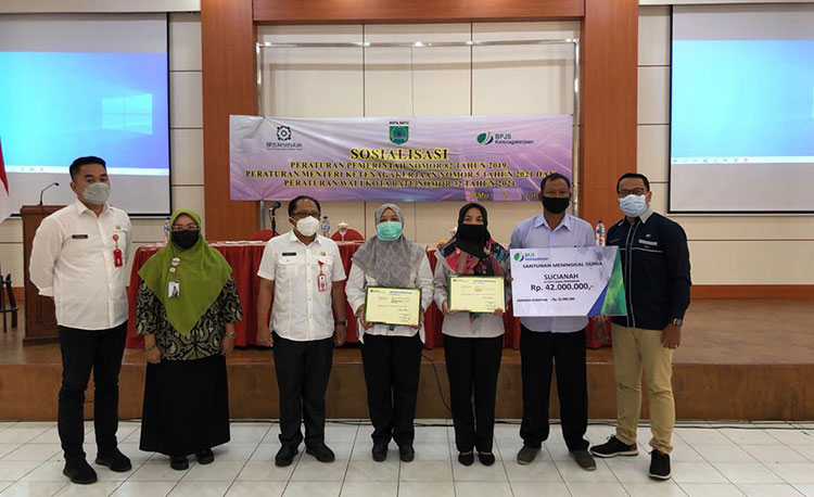 Sosialisasi Peraturan Pemerintah Nomor 82 Tahun 2019, Permenaker Nomor 5 Tahun 2021 dan Peraturan Wali Kota Nomor 32 Tahun 2021 kepada kepala dinas dan bendahara seluruh SKPD terkait manfaat program BPJS Ketenagakerjaan di Balai Desa Punten, Kecamatan Bumiaji, Rabu (2/6/2021). (foto: ist)