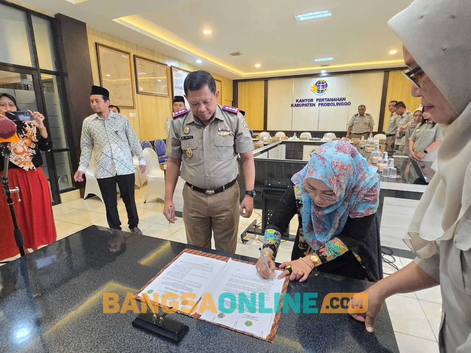 Penandatanganan MoU penuntasan sertifikasi tanah wakaf BPN Kabupaten Probolinggo. Foto: Andi Sirajudin/BANGSAONLINE 