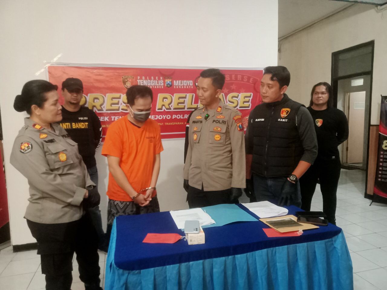 Pelaku saat dihadirkan di konferensi pers Polsek Tenggilis Mejoyo