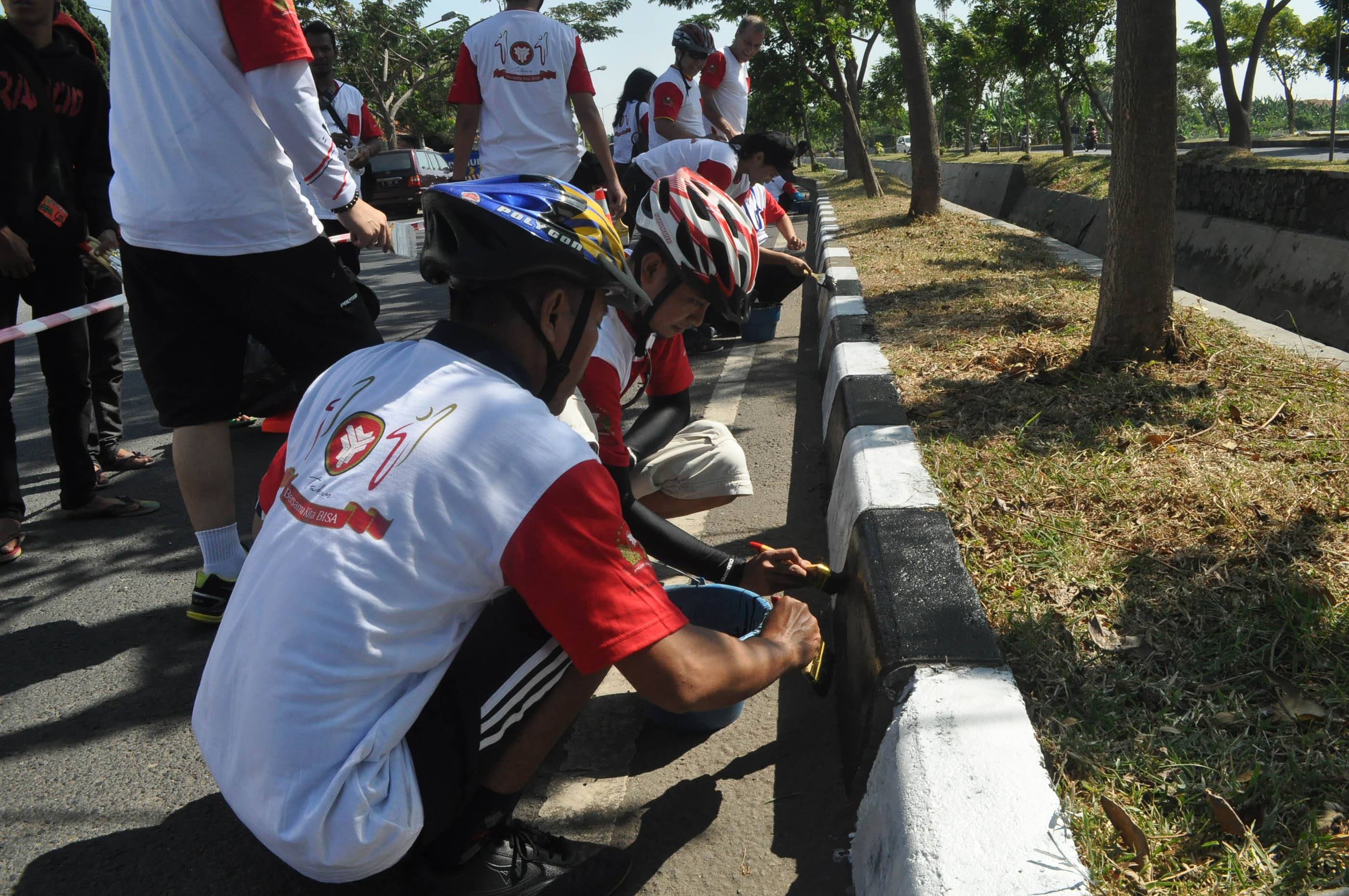 NGECAT. Begini kalau karyawan Sampoerna ngecat trotoar.