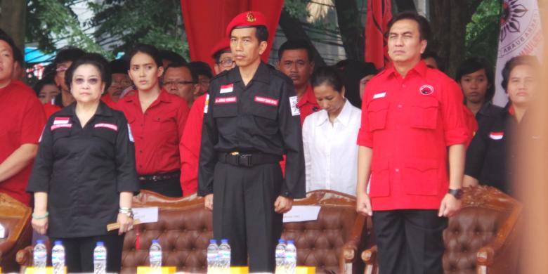 Ketua Umum PDI Perjuangan Megawati Soekarnoputri bersama Gubernur DKI jakarta Joko Widodo serta Effendi Simbolon dalam acara peringatan Hari Lahir Pancasila, di Tugu Proklamasi, Jakarta, Sabtu (1/6/2013). foto: Indra Akuntono/kompas.com