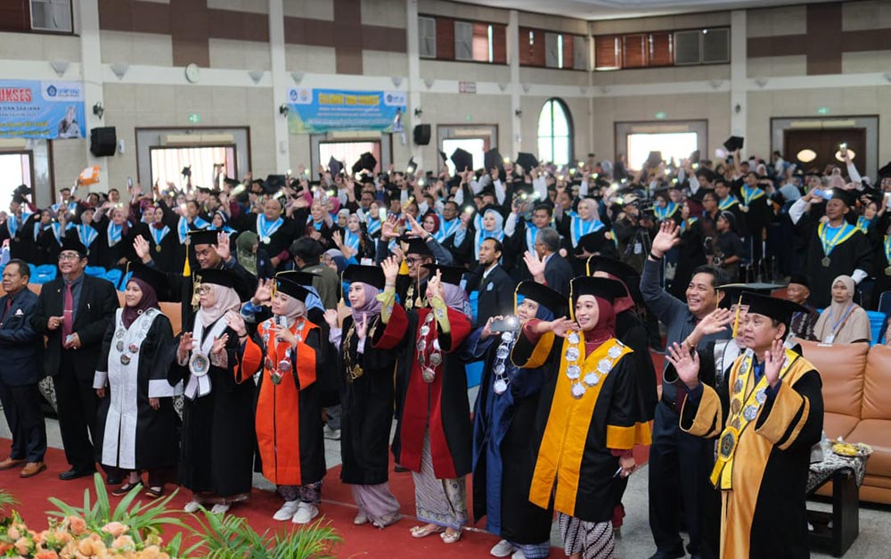 Momen Wisuda ke-23 Program Magister dan Sarjana Unirow Tuban.
