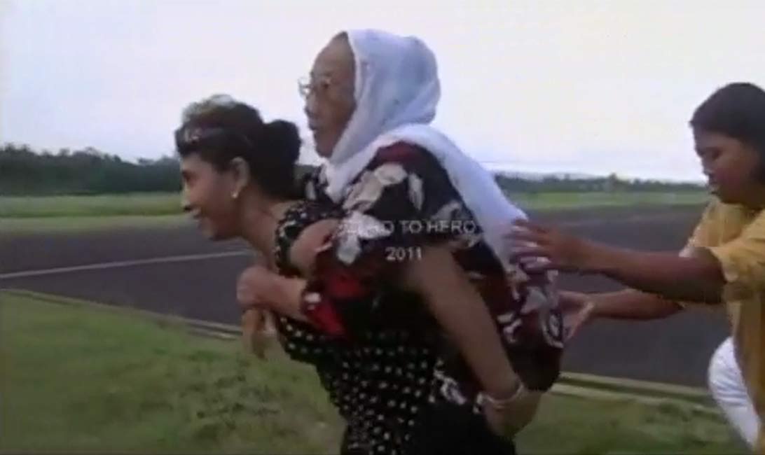 Menteri Kelautan dan Perikanan Susi Pudjiastuti saat menggendong ibunya menuju helikopter.