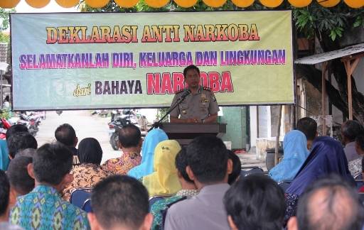 Kapolres Tuban, AKBP Fadly Samad saat mendeklarasikan kampung anti narkoba di Gang Sadar. foto: SUWANDI/ BANGSAONLINE