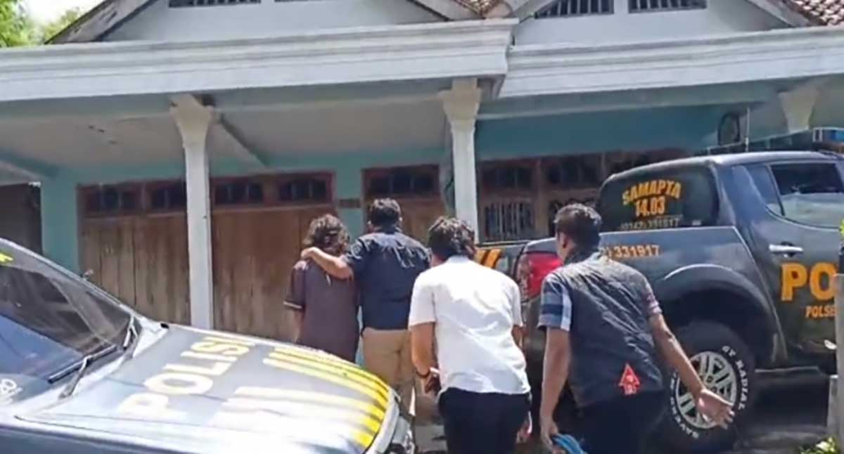 Petugas dari Polres Blitar saat berada di lokasi tewasnya ibu rumah tangga yang menggemparkan warga Desa Boro, Kecamatan Selorejo.