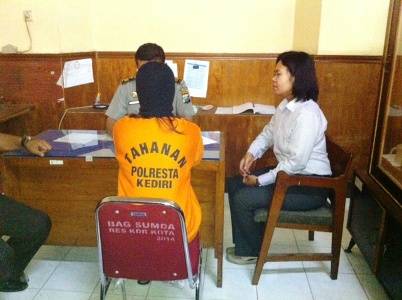 ?Tersangka memakai baju tahanan saat diperiksa di Mapolres Kediri Kota. Foto : arif kurniawan/bangsaonline