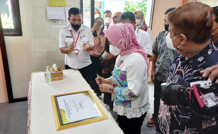 Ning Ita saat meresmikan Perpustakaan Pelajar SMPN 2 Kota Mojokerto.
