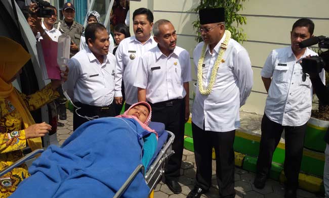 Bupati Malang meninjau pasien yang baru datang di Puskesmas Turen Kecamatan Turen Kabupaten Malang. foto: putut priyono/ BANGSAONLINE