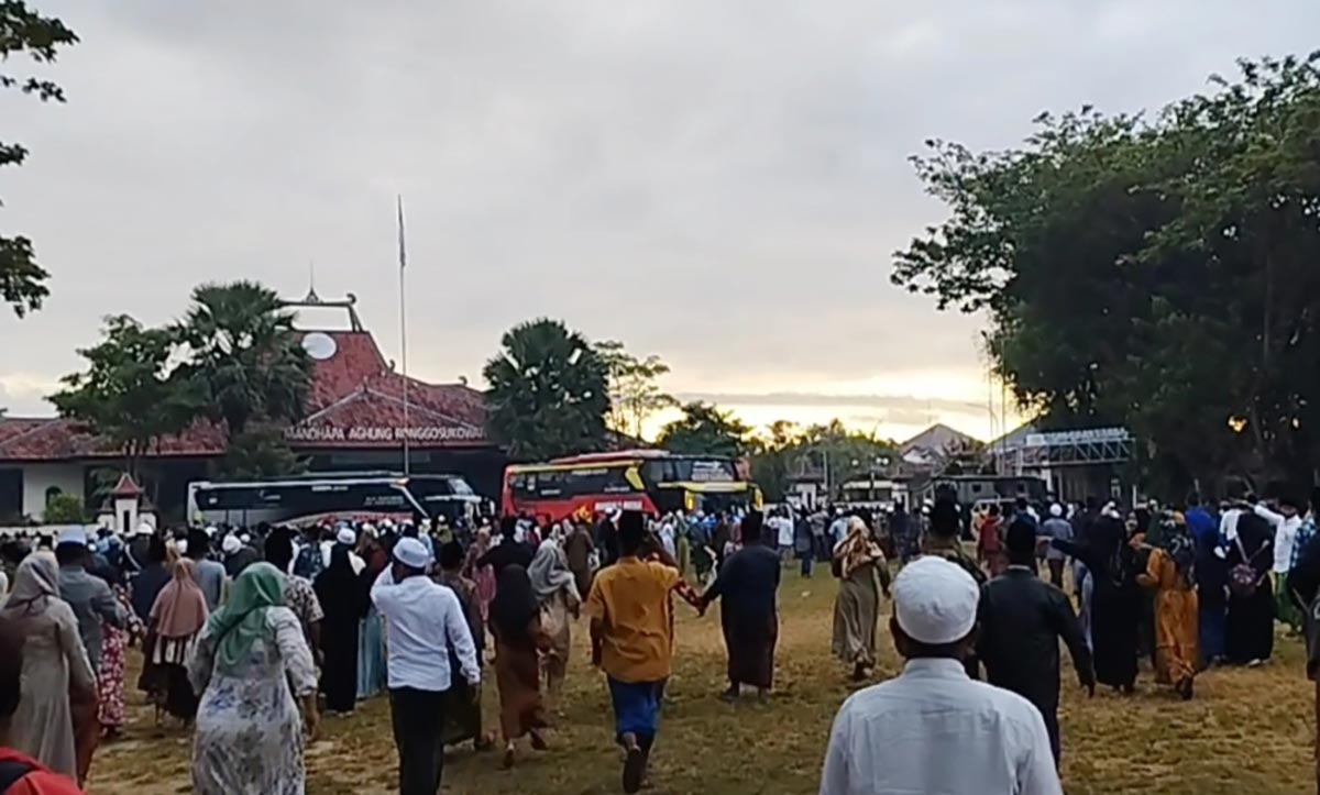 Keluarga penjemput jamaah haji memadati Pendopo Ronggosukowati. 