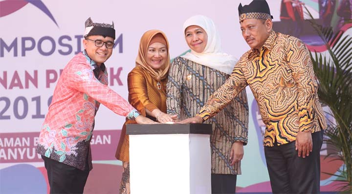Gubernur Jatim Khofifah bersama Bupati Banyuwangi Azwar Anas, dan Kepala Diskominfo Jatim Ardo Sahak menekan tombol tanda dibukanya Pameran dan Simposium Inovasi Pelayanan Publik Jawa Timur 2019.