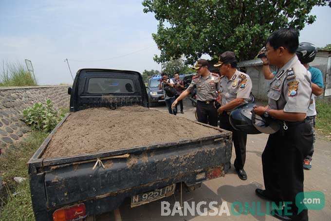 Pick up langsung diamankan polisi setelah kepergok mengangkut pasir, keluar dari area pertambangan pasir Megaluh. foto: RONY S/ BANGSAONLINE