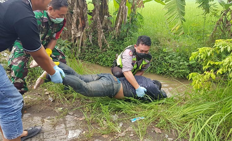 Pelaku yang tewas usai dihajar warga dievakuasi petugas.