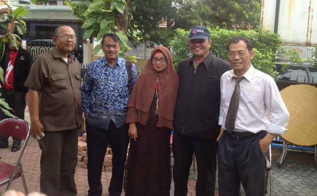 Imam Supriadi (bertopi), pegawai BPK yang menantang duel Ahok foto bersama Sri Bintang Pamungkas usai acara diskusi. foto: rakisa/ BANGSAONLINE